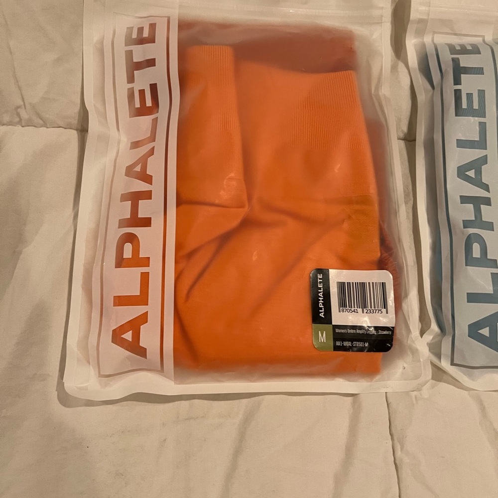 Amplify Leggings - Medium - Strawberry - Sold Out - New in bag - NEVER WORN